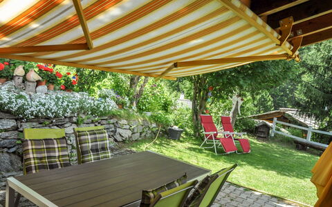 Himmulriich: Plante, Meubles, Propriété, Table, Chaise, Ombre, Tableau De Plein Air, Bâtiment, Mobilier De Jardin, Loisir