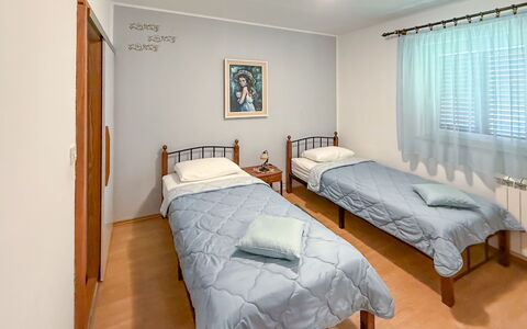 Cvjetko: Lit, Chambre, Literie, Drap De Lit, Meubles, Design Intérieur, Sol, Bois, Linge, Sol