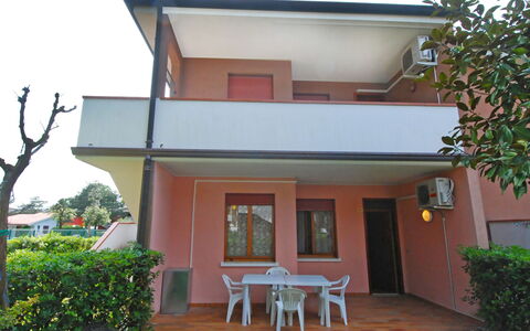 Villaggio Azzurro: Plante, Bâtiment, Propriété, Fenêtre, Ciel, Ombre, Table, Arbre, Éclairage, Herbe