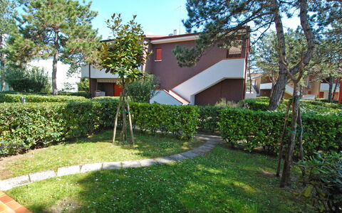 Villaggio Azzurro: Plante, Ciel, Bâtiment, Arbre, Fenêtre, Surface De La Route, Herbe, Lot Terre, Ombre, Design Urbain