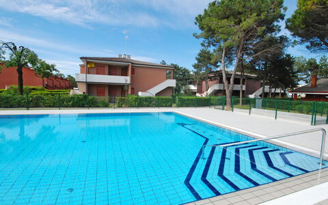 Villaggio Azzurro: L'Eau, Ciel, Plante, Nuage, Propriété, Bâtiment, Piscine, Meubles, Chaise, Bleu Azur