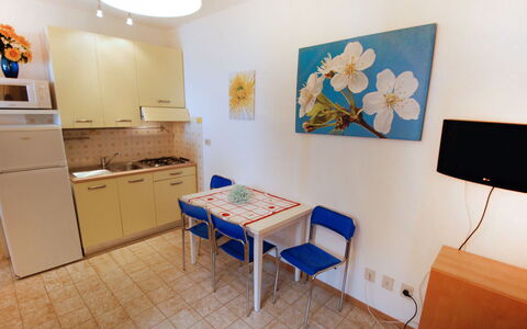 Bibione 320: Propriété, Meubles, Bâtiment, Bleu Azur, Éclairage, Design Intérieur, Maison, Table, Art, Mur