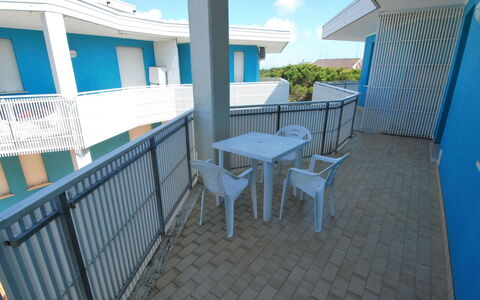 Bibione 360: Ciel, Nuage, Propriété, Meubles, Bleu, Table, Ombre, Maison, Design Intérieur, Sol