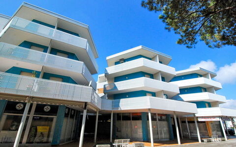 Bibione 360: Bâtiment, Ciel, Propriété, Nuage, Fenêtre, Ombre, Design Urbain, Bloc Tour, Condominium, Zone Résidentielle