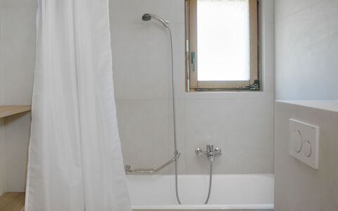 Verbier 390: Mur, Salle De Bains, Sol, Sol, Luminaire Plomberie, Design Intérieur, Plomberie, Pièce, Douche, Rideau