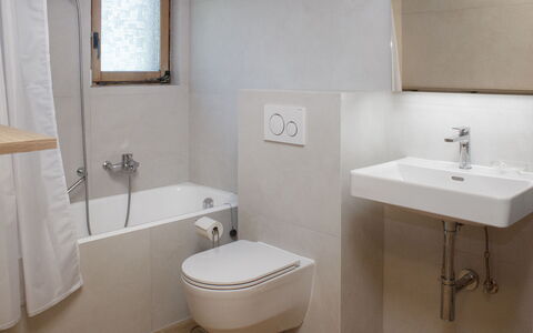 Verbier 390: Salle De Bains, Luminaire Plomberie, Siège De Toilette, Toilette, Mur, Sol, Design Intérieur, Sol, Évier, Robinet