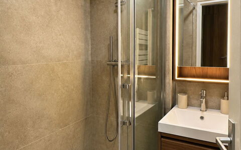 Résidence du Golf: Sol, Salle De Bains, Luminaire Plomberie, Sol, Mur, Design Intérieur, Bois, Miroir, Armoire De Toilette, Toilette