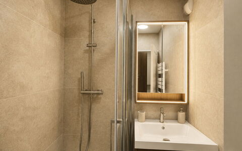 Résidence du Golf: Mur, Sol, Salle De Bains, Sol, Luminaire Plomberie, Design Intérieur, Lavabo, Plomberie, Marron, Miroir