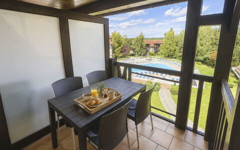 Résidence du Golf: Bois, Meubles, Tache De Bois, Plafond, Dur, Chaise, Ombre, Tableau De Plein Air, Table Cuisine Et Salle A Manger, Mobilier De Jardin