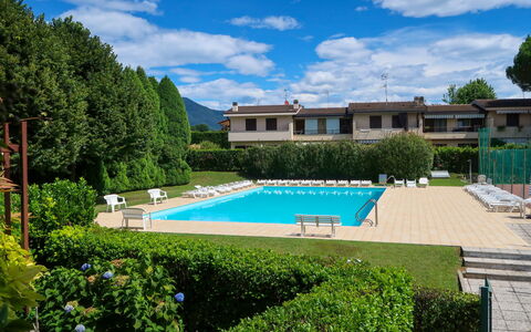 Monvalle 200: Nuage, Plante, Ciel, Piscine, L'Eau, Bâtiment, Chaise, Arbre, Ombre, Fenêtre