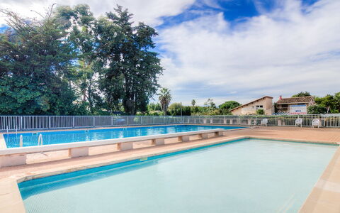 Saint Cyprien 160: L'Eau, Ciel, Nuage, Propriété, Piscine, Bâtiment, Bleu Azur, Arbre, Ombre, Maison