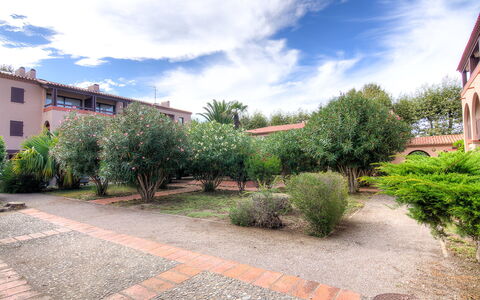 Saint Cyprien 160: Arbuste, Jardin, Hacienda, Aménagement Paysager, Biens, Cour, Pelouse, Cour, Passerelle