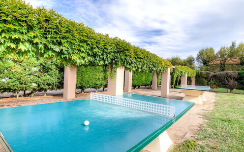 Saint Cyprien 160: L'Eau, Ciel, Plante, Nuage, Propriété, Piscine, Bâtiment, Vert, Bleu Azur, Arbre
