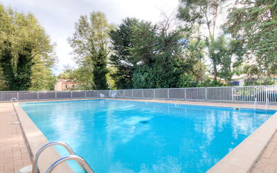 Saint Cyprien 160: L'Eau, Ciel, Plante, Propriété, Nuage, Piscine, Bleu Azur, Ombre, Arbre, Rectangle