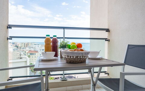 Canet-Plage 520: Table, Ciel, Propriété, Nuage, Meubles, Vaisselle, Pot De Fleur, Bleu Azur, Bâtiment, Fenêtre