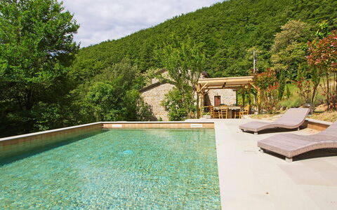 La Valchiera: L'Eau, Ciel, Plante, Nuage, Bâtiment, Piscine, Paysage Naturel, Arbre, Rectangle, Herbe
