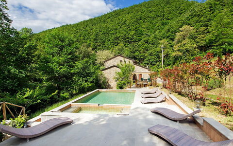 La Valchiera: Ciel, Plante, Nuage, Communauté Des Plantes, La Nature, Arbre, L'Eau, Bâtiment, Piscine, Mobilier De Jardin
