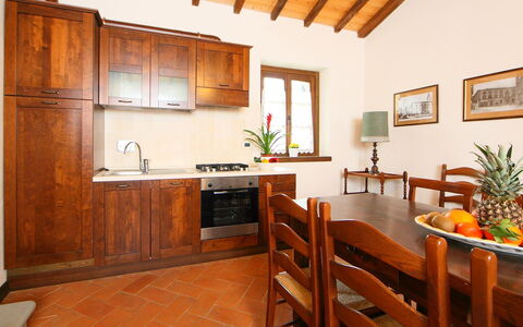 La Valchiera: Cabinetry, Comptoir, Plante, Évier, Bois, Plante D'Appartement, Design Intérieur, Cuisine, Fenêtre, Table