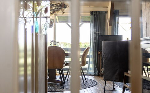 Polderzicht: Meubles, Chaise, Bois, Design Intérieur, Porte, Ombre, Bâtiment, Dur, Sol