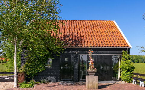 Polderzicht: Plante, Ciel, Bâtiment, Porte, Lot Terre, Ombre, Arbre, Bois, Chalet, Brique