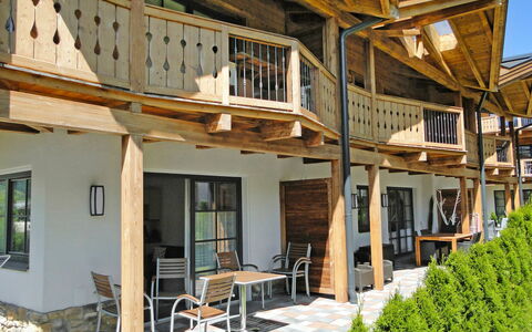 Mountain Resort-Kaprun: Propriété, Bâtiment, Fenêtre, Meubles, Plante, Table, Chaise, Bois, Chalet, Ombre