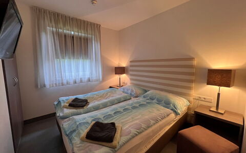 Mountain Resort-Kaprun: Meubles, Confort, Bâtiment, Bois, Cadre De Lit, Fenêtre, Design Intérieur, Lit, Sol, Sol