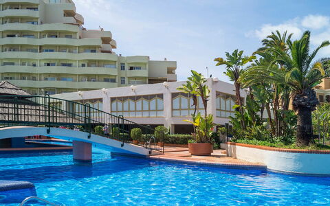 Benalbeach: L'Eau, Nuage, Plante, Ciel, Propriété, Bâtiment, Piscine, Bleu Azur, Bleu, Arbre