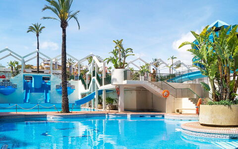 Benalbeach: L'Eau, Ciel, Nuage, Plante, Bleu, Bleu Azur, Piscine, Station Balnéaire, Arbre, Arecales
