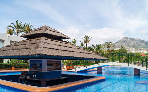 Benalbeach: L'Eau, Ciel, Nuage, Plante, Bâtiment, Arbre, Piscine, Arecales, Ombre, Loisir