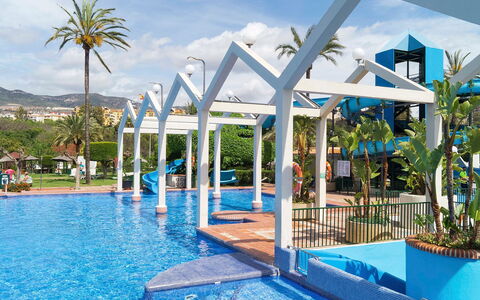 Benalbeach: L'Eau, Nuage, Ciel, Plante, Piscine, Ombre, Mobilier De Jardin, Bâtiment, Loisir, Aqua