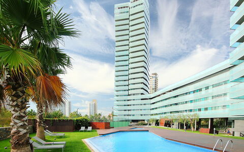Diagonal Mar: Bâtiment, Condominium, Propriété, Immobilier, Piscine, Architecture, Appartement, Zone Métropolitaine, Usage Mixte, Bloc Tour