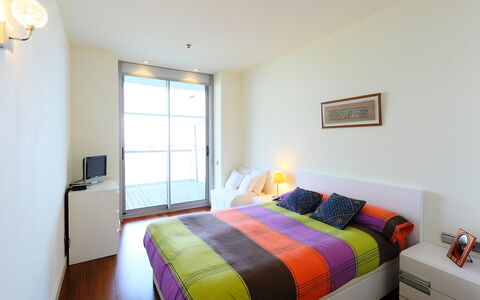 Diagonal Mar: Chambre, Lit, Meubles, Pièce, Propriété, Design Intérieur, Drap De Lit, Cadre De Lit, Literie, Sol