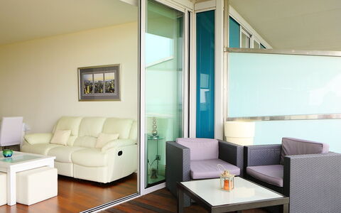 Diagonal Mar: Pièce, Meubles, Salon, Design Intérieur, Propriété, Sol, Bâtiment, Canapé, Plafond, Table Basse
