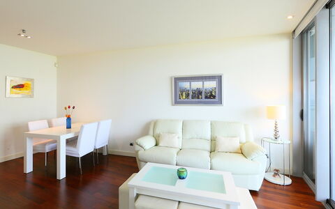 Diagonal Mar: Pièce, Propriété, Meubles, Design Intérieur, Salon, Sol, Bâtiment, Maison, Mur, Plafond