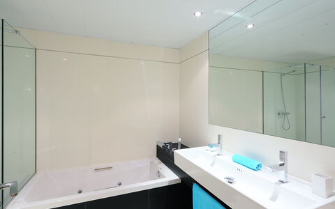 Diagonal Mar: Salle De Bains, Pièce, Propriété, Design Intérieur, Architecture, Tuile, Bâtiment, Maison, Immobilier, Plafond