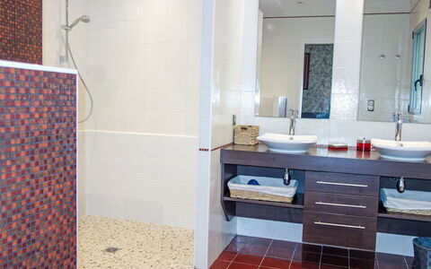 Villa Lavande: Salle De Bains, Sol, Luminaire Plomberie, Design Intérieur, Mur, Lavabo, Sol, Armoire De Toilette, Robinet, Évier