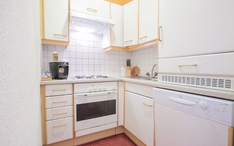 Conny: Cabinetry, Comptoir, Bâtiment, Appareil De Cuisine, Cuisinière, Cooktop, Tiroir, Électroménager, Cuisine, Le Fourneau