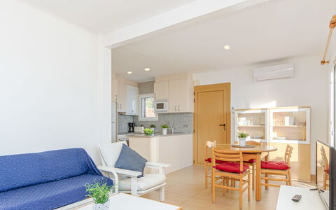Santa Lucia: Table, Canapé, Meubles, Propriété, Oreiller, Design Intérieur, Confort, Bâtiment, Pot De Fleur, Plante D'Appartement