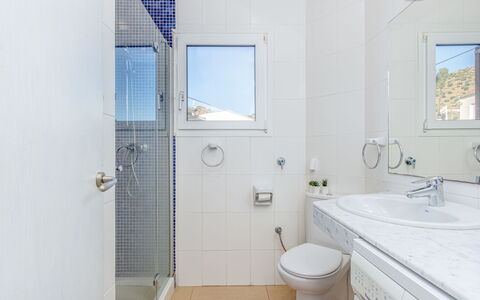 Santa Lucia: Miroir, Luminaire Plomberie, Robinet, Armoire De Toilette, Propriété, Évier, Lavabo, Salle De Bains, Violet