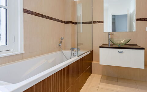 Guillaume le Conquérant: Luminaire Plomberie, Baignoire, Miroir, Robinet, Évier, Fenêtre, Salle De Bains, Design Intérieur, Bois