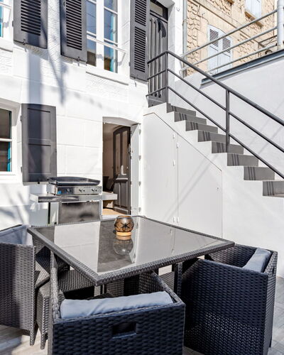 Guillaume le Conquérant: Fenêtre, Bâtiment, Design Urbain, Condominium, Table, Escaliers, Matériel De La Propriété, Sol, Immobilier, Façade