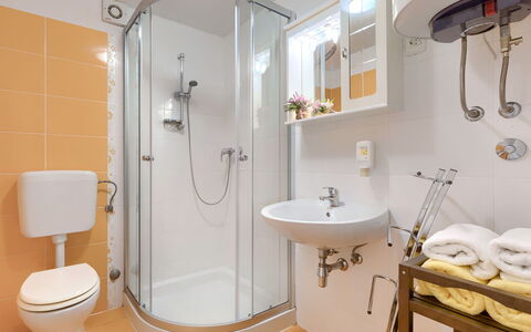 Ivanka: Robinet, Luminaire Plomberie, Lavabo, Évier, Bâtiment, Miroir, Salle De Bains, Éclairage, Violet