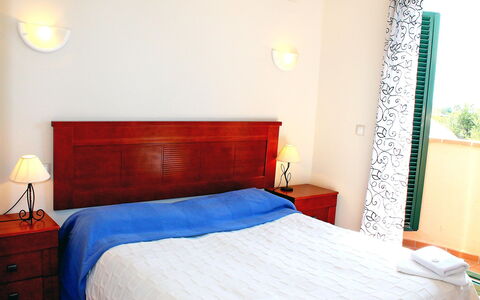 Mirador Ii: Chambre, Lit, Meubles, Pièce, Propriété, Drap De Lit, Cadre De Lit, Rouge, Design Intérieur, Mur