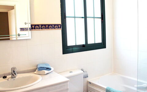 Mirador Ii: Salle De Bains, Pièce, Propriété, Baignoire, Design Intérieur, Bâtiment, Maison, Armoire De Toilette, Robinet, Fenêtre