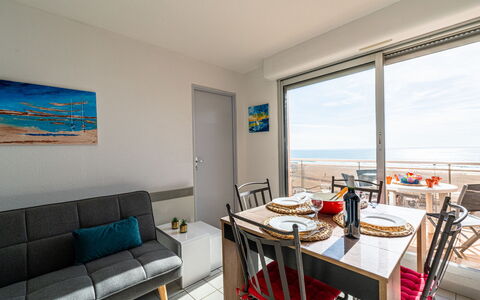 Les Terrasses du Levant: Table, Meubles, Propriété, Fenêtre, Canapé, Bâtiment, Bleu Azur, Design Intérieur, Ciel, Chaise