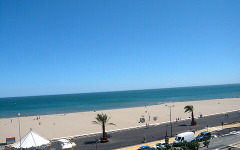 Les Terrasses du Levant: L'Eau, Ciel, Voiture, Véhicule, Bleu Azur, Roue, Plante, Plage, Ombre
