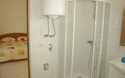 Zdenko 1: Propriété, Pièce, Salle De Bains, Panneau De Douche, Mur, Douche, Luminaire Plomberie, Bar De Douche, Architecture, Accessoire Salle De Bain