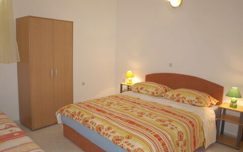Zdenko 1: Chambre, Lit, Pièce, Meubles, Drap De Lit, Propriété, Sol, Cadre De Lit, Literie, Mur