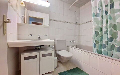 Firstsunne: Salle De Bains, Sol, Luminaire Plomberie, Design Intérieur, Sol, Lavabo, Toilette, Évier, Siège De Toilette, Armoire De Toilette