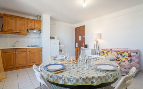 Saint Cyr sur Mer les Lecques 121: Cabinetry, Meubles, Propriété, Table, Comptoir, Chaise, Éclairage, Tiroir, Design Intérieur, Nappe De Table